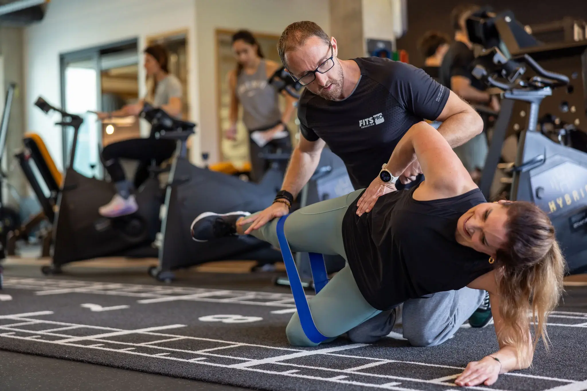 Séance de coaching sportif en salle chez FitsPro 